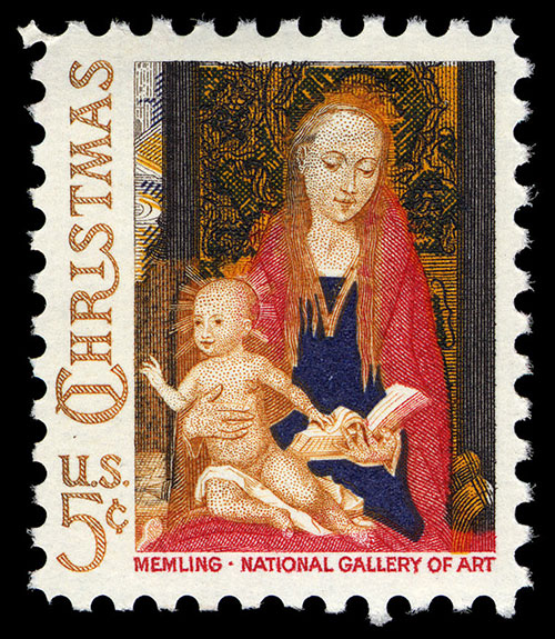 Selo postal mostrando uma jovem segurando um bebê no colo enquanto ela se senta em uma cadeira curva dourada.