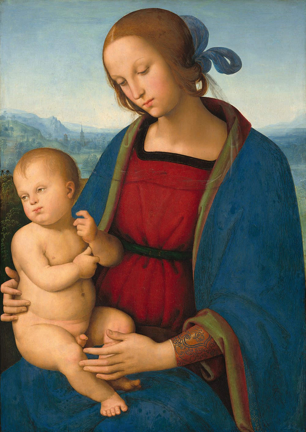 Vista do colo para cima, uma mulher em um roupão azul marinho sobre um vestido vermelho carmesim segura um bebê nu em seu colo nesta pintura vertical.