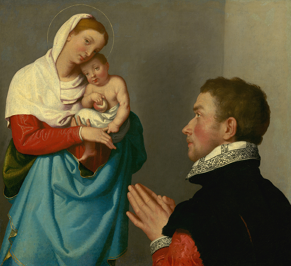 Um homem à nossa direita está de pé com as mãos juntas em oração na frente de uma mulher segurando um bebê à nossa esquerda nesta pintura vertical.