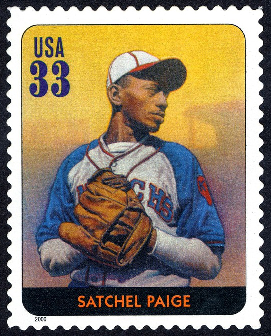 Sello de 33 centavos que muestra a Satchel Paige vistiendo un uniforme de béisbol y un guante